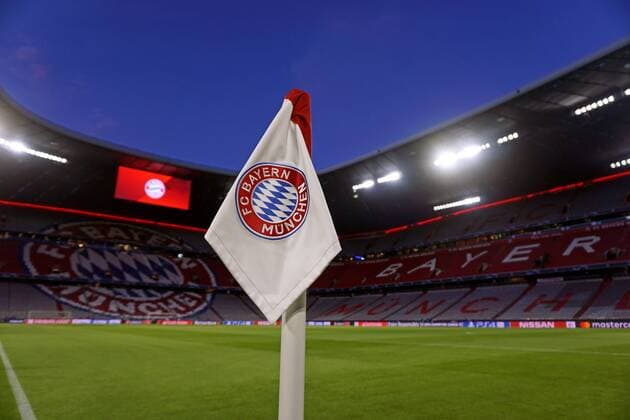 13.03.2019, Fussball UEFA Champions-League 2018 2019, Achtelfinale Rückspiel, FC Bayern München - FC Liverpool, in der Allianz-Arena München, DAs Stadion ist noch leer, an der Eckfahne prangt das Bayern-Logo.