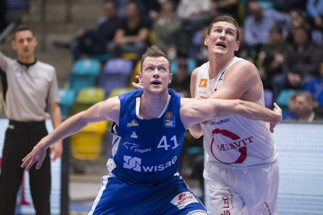Fraport Skyliners - RASTA Vechta, 1. BBL Rangelei zwischen Niklas Kiel (Fraport Skyliners, 41) und Clint Chapman (Vechta, 12)., Frankfurt am Main Hessen Deutschland Fraport-Arena