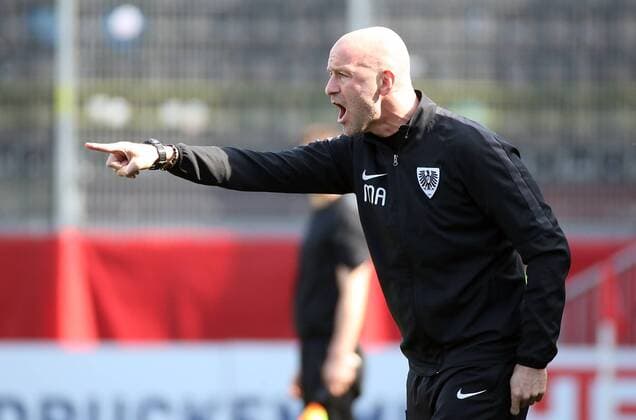 v.li.: Trainer Marco Antwerpen (SC Preußen Münster 06) gibt Anweisungen, gestikuliert, mit den Armen gestikulieren, gives instructions, gesticulate, Einzelbild, Fussball, 3. Liga, FC Würzburger Kickers - SC Preußen Münster 06, DFB REGULATIONS PROHIBIT ANY USE OF PHOTOGRAPHS AS IMAGE SEQUENCES AND OR QUASI-VIDEO.