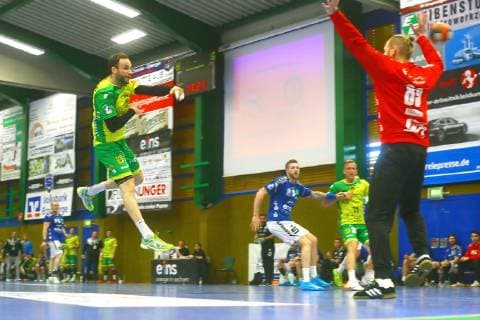 Jan-Lars Gaubatz (Hagen, links) überwindet Torhüter Vilius Rasimas (Aue) Handball 2.Liga 2018 19 EHV Aue - VfL Eintracht Hagen am 30.3.2019 EHV Aue - Eintracht Hagen