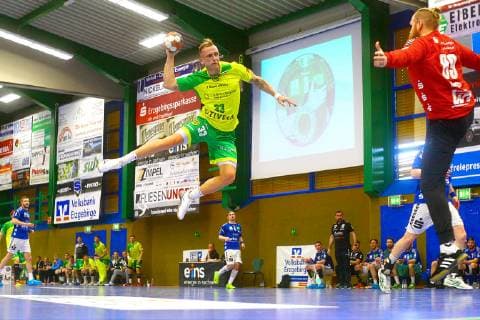 Torwurf von Daniel Mestrum (Hagen) , rechts Torhüter Vilius Rasimas (Aue) Handball 2.Liga 2018 19 EHV Aue - VfL Eintracht Hagen am 30.3.2019 EHV Aue - Eintracht Hagen