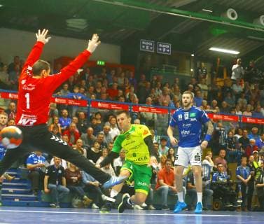 Torwurf von Dragan Tubic (Hagen) , rechts Mindaugas Dumcius (Aue) , links Torhüter Radek Musil (Aue) Handball 2.Liga 2018 19 EHV Aue - VfL Eintracht Hagen am 30.3.2019 EHV Aue - Eintracht Hagen