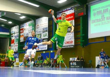 Torwurf von Dominik Waldhof (Hagen) , links Jort Neuteboom (Aue) Handball 2.Liga 2018 19 EHV Aue - VfL Eintracht Hagen am 30.3.2019 EHV Aue - Eintracht Hagen