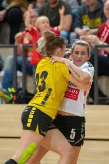Ekaterina Fanina (SV Union Halle) gegen Tanja Padutsch (TV Nellingen) im Spiel SV Union Halle-Neustadt (Wildcats) vs. TV Nellingen 1893 e.V. (Schwaben Hornets) Handball 1.Bundesliga - Saison 2018 2019 Copyright: xVIADATAx xHolgerxJohnx Halle Saale Sachsen-Anhalt Deutschland