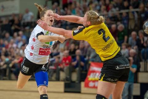 Mariana Ferreira Lopes (SV Union Halle) gegen Stefanie Schoeneberg (TV Nellingen) im Spiel SV Union Halle-Neustadt (Wildcats) vs. TV Nellingen 1893 e.V. (Schwaben Hornets) Handball 1.Bundesliga - Saison 2018 2019 Copyright: xVIADATAx xHolgerxJohnx Halle Saale Sachsen-Anhalt Deutschland