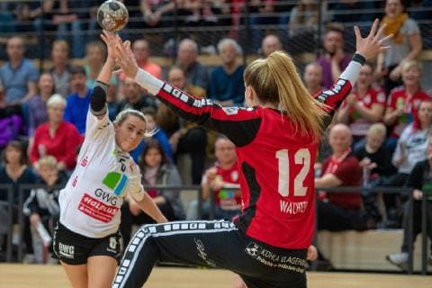 Ekaterina Fanina (SV Union Halle) gegen Sarah Wachter (Torfrau, TV Nellingen) im Spiel SV Union Halle-Neustadt (Wildcats) vs. TV Nellingen 1893 e.V. (Schwaben Hornets) Handball 1.Bundesliga - Saison 2018 2019 Copyright: xVIADATAx xHolgerxJohnx Halle Saale Sachsen-Anhalt Deutschland