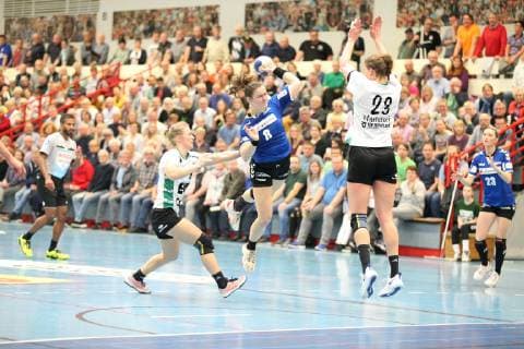 Tessa van Zijl (HSG Blomberg-Lippe 8) gegen Malene Staal (VfL Oldenburg 4)(links) und Cara Hartstock (VfL Oldenburg 23)(rechts) , HSG Blomberg-Lippe vs VfL Oldenburg, Handball, 1. Frauen Bundesliga, 30.03.2019, HSG Blomberg-Lippe vs VfL Oldenburg, Handball, 1. Bundesliga Frauen, 30.03.2019 Blomberg