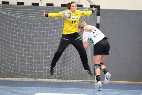 Cara Hartstock (VfL Oldenburg 23) fuehrt einen Siebenmeter aus gegen Anna Monz (HSG Blomberg-Lippe 12), HSG Blomberg-Lippe vs VfL Oldenburg, Handball, 1. Frauen Bundesliga, 30.03.2019, HSG Blomberg-Lippe vs VfL Oldenburg, Handball, 1. Bundesliga Frauen, 30.03.2019 Blomberg