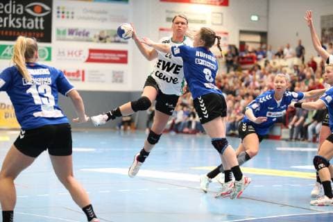 Myrthe Schoenaker (VfL Oldenburg 28) gegen Laura Rueffieux (HSG Blomberg-Lippe 3)(rechts) , HSG Blomberg-Lippe vs VfL Oldenburg, Handball, 1. Frauen Bundesliga, 30.03.2019, HSG Blomberg-Lippe vs VfL Oldenburg, Handball, 1. Bundesliga Frauen, 30.03.2019 Blomberg