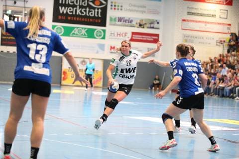 Myrthe Schoenaker (VfL Oldenburg 28) im Angriff gegen v.l. Angela Steenbakkers (HSG Blomberg-Lippe 13), Laura Rueffieux (HSG Blomberg-Lippe 3), Gisa Klaunig (HSG Blomberg-Lippe 4), HSG Blomberg-Lippe vs VfL Oldenburg, Handball, 1. Frauen Bundesliga, 30.03.2019, HSG Blomberg-Lippe vs VfL Oldenburg, Handball, 1. Bundesliga Frauen, 30.03.2019 Blomberg
