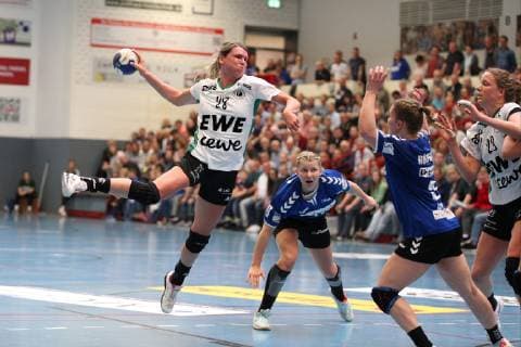 Myrthe Schoenaker (VfL Oldenburg 28) gegen Laura Rueffieux (HSG Blomberg-Lippe 3)(rechts) , HSG Blomberg-Lippe vs VfL Oldenburg, Handball, 1. Frauen Bundesliga, 30.03.2019, HSG Blomberg-Lippe vs VfL Oldenburg, Handball, 1. Bundesliga Frauen, 30.03.2019 Blomberg