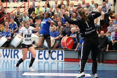 Tess van Buren (HSG Blomberg-Lippe 7) vorbei an Jenny Behrend (VfL Oldenburg 20)(links) gegen Julia Renner (VfL Oldenburg 1)(rechts) , HSG Blomberg-Lippe vs VfL Oldenburg, Handball, 1. Frauen Bundesliga, 30.03.2019, HSG Blomberg-Lippe vs VfL Oldenburg, Handball, 1. Bundesliga Frauen, 30.03.2019 Blomberg