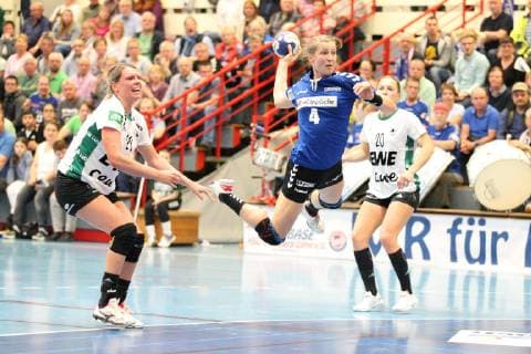Gisa Klaunig (HSG Blomberg-Lippe 4) vorbei an Myrthe Schoenaker (VfL Oldenburg 28)(links) und Jenny Behrend (VfL Oldenburg 20)(rechts) , HSG Blomberg-Lippe vs VfL Oldenburg, Handball, 1. Frauen Bundesliga, 30.03.2019, HSG Blomberg-Lippe vs VfL Oldenburg, Handball, 1. Bundesliga Frauen, 30.03.2019 Blomberg