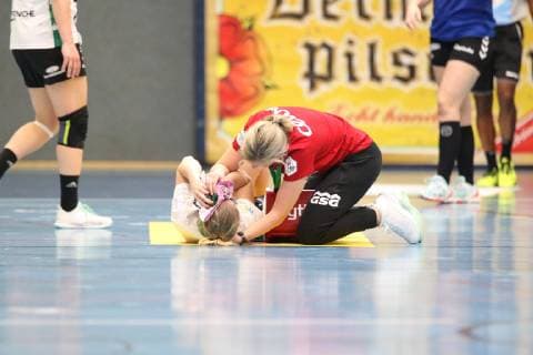 Malene Staal (VfL Oldenburg 4) wird versorgt, HSG Blomberg-Lippe vs VfL Oldenburg, Handball, 1. Frauen Bundesliga, 30.03.2019, HSG Blomberg-Lippe vs VfL Oldenburg, Handball, 1. Bundesliga Frauen, 30.03.2019 Blomberg