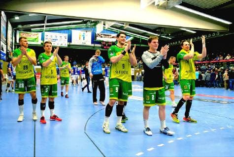 Nach Spielschluss: Dank des Hagener Teams an die mitgereisten Fans Handball 2.Liga 2018 19 EHV Aue - VfL Eintracht Hagen 30:31 am 30.3.2019 EHV Aue - Eintracht Hagen