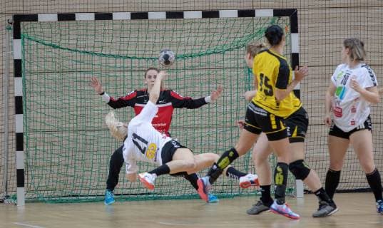 HANDBALL BUNDESLIGA FRAUEN, Saison 2018 2019, SV Union Halle-Neustadt (weiss) gegen TV Nellingen (gelb) in der Erdgas Sportarena in Halle am 30.03.19. Unions Sophie Lütke (21) trifft gegen Nellingens Torhüterin Sarah Wachter. Halle Sachsen-Anhalt Deutschland