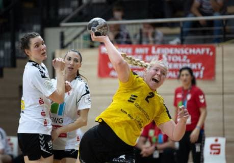 HANDBALL BUNDESLIGA FRAUEN, Saison 2018 2019, SV Union Halle-Neustadt (weiss) gegen TV Nellingen (gelb) in der Erdgas Sportarena in Halle am 30.03.19. Nellingens Stefanie Schoeneberg (r.) behauptet sich gegen Unions Pia Dietz (l.) und Unions Viktoria Divak. Halle Sachsen-Anhalt Deutschland