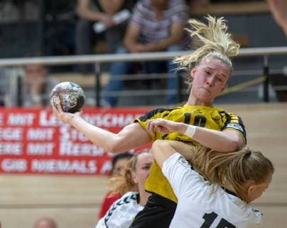 HANDBALL BUNDESLIGA FRAUEN, Saison 2018 2019, SV Union Halle-Neustadt (weiss) gegen TV Nellingen (gelb) in der Erdgas Sportarena in Halle am 30.03.19. Nellingens Lena Sophia Degenhardt wird geblockt von Unions Katarzyna Janiszewska. Halle Sachsen-Anhalt Deutschland