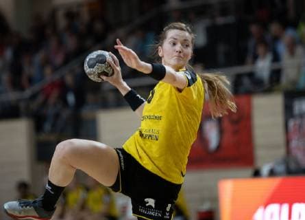 HANDBALL BUNDESLIGA FRAUEN, Saison 2018 2019, SV Union Halle-Neustadt (weiss) gegen TV Nellingen (gelb) in der Erdgas Sportarena in Halle am 30.03.19. Nellingens Roxana Alina Ioneac. Halle Sachsen-Anhalt Deutschland