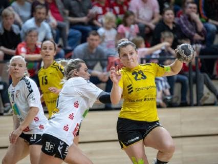 HANDBALL BUNDESLIGA FRAUEN, Saison 2018 2019, SV Union Halle-Neustadt (weiss) gegen TV Nellingen (gelb) in der Erdgas Sportarena in Halle am 30.03.19. Nellingens Tanja Padutsch (r.) gegen Unions Ekatarina Fanina (M.). Halle Sachsen-Anhalt Deutschland