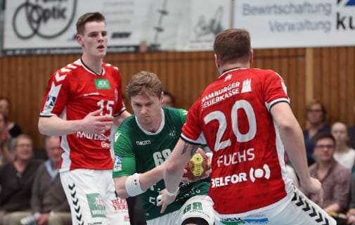 v.li.: Dominik Axmann (Handball Sportverein Hamburg), Julian Sauer (DJK Rimpar Wölfe), Marius Fuchs (Handball Sportverein Hamburg), Fussball, 3. Liga, FC Würzburger Kickers - SC Preußen Münster 06,