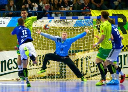 Torhüter Nils Dresrüsse (Hagen) meistert den Wurf von Benas Petreikis (Aue) Handball 2.Liga 2018 19 EHV Aue - VfL Eintracht Hagen 30:31 am 30.3.2019 EHV Aue - Eintracht Hagen