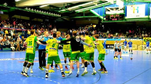 Nach Spielschluss: Jubel im Hagener Team Handball 2.Liga 2018 19 EHV Aue - VfL Eintracht Hagen 30:31 am 30.3.2019 EHV Aue - Eintracht Hagen