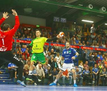 Torwurf von Dragan Tubic (Hagen) , links Torhüter Radek Musil (Aue) , rechts Mindaugas Dumcius (Aue) Handball 2.Liga 2018 19 EHV Aue - VfL Eintracht Hagen 30:31 am 30.3.2019 EHV Aue - Eintracht Hagen