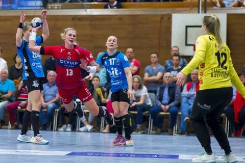 Bietigheim, Deutschland 30. Maerz 2019: HBF - 18 19 - SG BBM Bietigheim vs. Buxtehuder SV Luisa Schulze (Bietigheim), Maike Schirmer (Buxtehude), Torhueterin Antje Peveling (Buxtehude) Bietigheim-Bissingen Viadukthalle Baden-Württemberg Deutschland