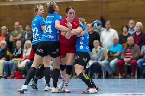 Bietigheim, Deutschland 30. Maerz 2019: HBF - 18 19 - SG BBM Bietigheim vs. Buxtehuder SV v.li. Isabell Kaiser (Buxtehude), Friederike Gubernatis (Buxtehude), Laura van der Heijden (Bietigheim), Bietigheim-Bissingen Viadukthalle Baden-Württemberg Deutschland