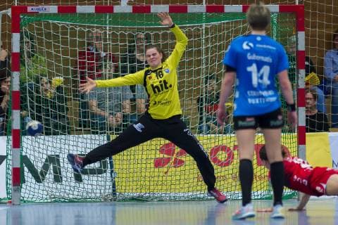 Bietigheim, Deutschland 30. Maerz 2019: HBF - 18 19 - SG BBM Bietigheim vs. Buxtehuder SV Torhueterin Lea Rühter Ruether (Buxtehude), Friederike Gubernatis (Buxtehude), Anna Loerper (Bietigheim) Bietigheim-Bissingen Viadukthalle Baden-Württemberg Deutschland
