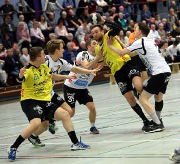 Dritte Handball-Bundesliga - MSG Grossbieberau Modau vs GSV Baunatal - Saison - 2018-2019 - 30.03.2019 - Grossbieberau v. l. Till Buschmann MSG Falken am Ball versucht sich durchzusetzen Aktion, Zweikampf -