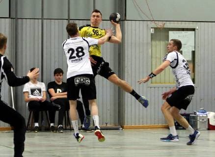 Dritte Handball-Bundesliga - MSG Grossbieberau Modau vs GSV Baunatal - Saison - 2018-2019 - 30.03.2019 - Grossbieberau v. l. Jonas Dambach MSG Falken, Felix Geßner Baunatal Aktion, Zweikampf -