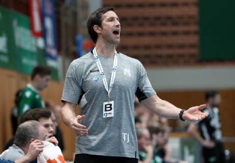 v.li.: Trainer Torsten Jansen (Handball Sportverein Hamburg) gibt Anweisungen, gestikuliert, mit den Armen gestikulieren, gives instructions, gesticulate, Einzelbild, DKB 2. Handball-Bundesliga, DJK Rimpar Wölfe - Handball Sportverein Hamburg,