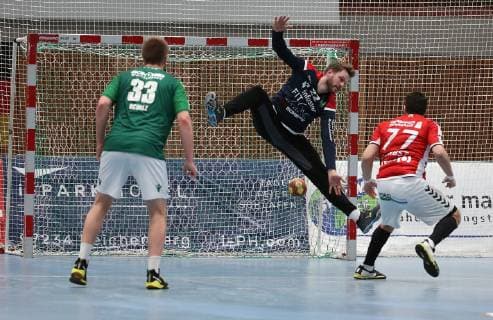 v.li.: Michael Schulz (DJK Rimpar Wölfe), Max Brustmann (DJK Rimpar Wölfe), Kevin Herbst (Handball Sportverein Hamburg), DKB 2. Handball-Bundesliga, DJK Rimpar Wölfe - Handball Sportverein Hamburg,