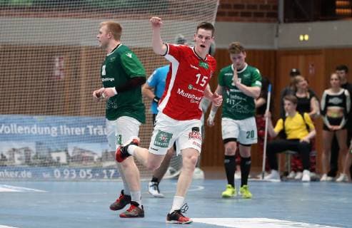 v.li.: Patrick Gempp (DJK Rimpar Wölfe), Dominik Axmann (Handball Sportverein Hamburg) jubelt, Lukas Siegler (DJK Rimpar Wölfe), DKB 2. Handball-Bundesliga, DJK Rimpar Wölfe - Handball Sportverein Hamburg,