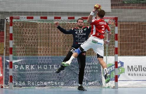 v.li.: Max Brustmann (DJK Rimpar Wölfe), Stefan Schröder (Handball Sportverein Hamburg), DKB 2. Handball-Bundesliga, DJK Rimpar Wölfe - Handball Sportverein Hamburg,