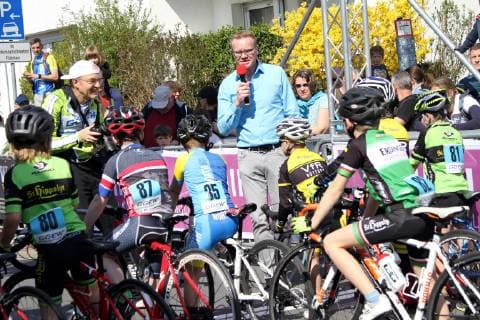 lsb - Radsport - Rad-Bundesliga - Mueller lila Logistik - Saison 2018 2019 - 31.03.2019 - Einhausen v. l. Kurzinterview von Rennsprecher Peter Krause kurz vor dem Start der U 11 Aktion, Einzelbild - *** lsb Radsport Rad Bundesliga Mueller purple Logistik Saison 2018 2019 31 03 2019 Einhausen v l Short interview by race spokesman Peter Krause shortly before the start of the U 11 action Single picture