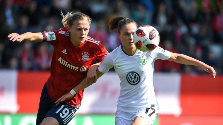 v.li.: Carina Wenninger (FC Bayern München, FCB, 19) Ewa Pajor (Wolfsburg, 17) im Zweikampf, Duell, duel, tackle, Dynamik, Action, Aktion, Fussball, DFB-Pokal der Frauen, Halbfinale, FC Bayern München - VfL Wolfsburg, DFB REGULATIONS PROHIBIT ANY USE OF PHOTOGRAPHS AS IMAGE SEQUENCES AND OR QUASI-VIDEO. *** v li Carina Wenninger FC Bayern Munich FCB 19 Ewa Pajor Wolfsburg 17 in duel duel duel tackle dynamic action action football DFB cup of the women semi-final FC Bayern Munich VfL Wolfsburg DFB REGULATIONS PROHIBIT ANY USE OF PHOTOGRAPHS AS IMAGE SEQUENCES AND OR QUASI VIDEO xslx