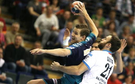 31.03.2019, Handball - EHF-Pokal - Gruppe A - 12.Spieltag - Füchse Berlin - Balatonfüredi KSE Bild: v.l. Bjarki Mar Elisson (Füchse Berlin) gegen Zoltan Szita (Balatonfüredi KSE) Handball - EHF-Pokal - Gruppe A - 12.Spieltag - Füchse Berlin - Balatonfüredi KSE