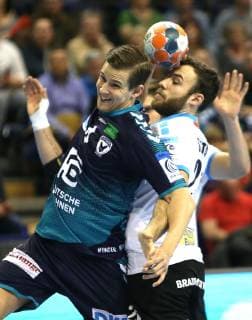 31.03.2019, Handball - EHF-Pokal - Gruppe A - 12.Spieltag - Füchse Berlin - Balatonfüredi KSE Bild: v.l. Bjarki Mar Elisson (Füchse Berlin) gegen Zoltan Szita (Balatonfüredi KSE) Handball - EHF-Pokal - Gruppe A - 12.Spieltag - Füchse Berlin - Balatonfüredi KSE