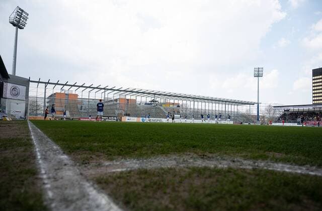 Fußball, Stadiongeschichte SV Wehen Wiesbaden 31.03.2019, xfux, Fussball 3.Liga, SV Wehen Wiesbaden - Karlsruher SC, emspor, wispor, v.l. Ansicht Uebersicht Innenraum Brita Arena Stadion Baustelle Gegengerade Feld Spielfeld (DFL DFB REGULATIONS PROHIBIT ANY USE OF PHOTOGRAPHS as IMAGE SEQUENCES and or QUASI-VIDEO) Wiesbaden