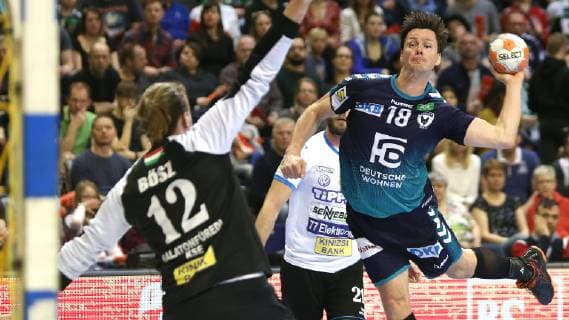 31.03.2019, Handball - EHF-Pokal - Gruppe A - 12.Spieltag - Füchse Berlin - Balatonfüredi KSE Bild: v.r. Hans Lindberg (Füchse Berlin) wirft auf das Tor von Daniel Bösz (Balatonfüredi KSE) Handball - EHF-Pokal - Gruppe A - 12.Spieltag - Füchse Berlin - Balatonfüredi KSE