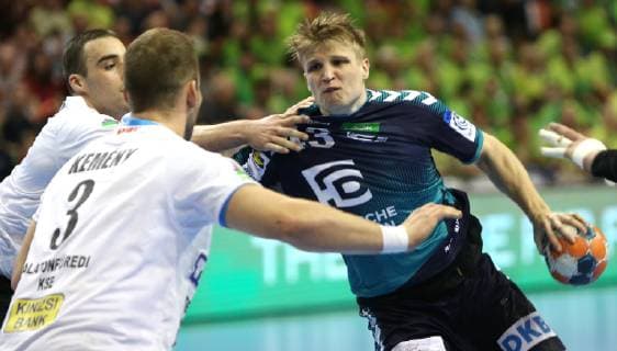 31.03.2019, Handball - EHF-Pokal - Gruppe A - 12.Spieltag - Füchse Berlin - Balatonfüredi KSE Bild: Der Berliner Christoph Reißky (r) kämpft sich durch die Abwehr von Balatonfüredi KSE Handball - EHF-Pokal - Gruppe A - 12.Spieltag - Füchse Berlin - Balatonfüredi KSE