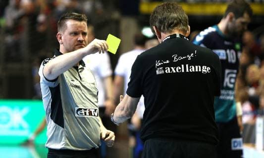 31.03.2019, Handball - EHF-Pokal - Gruppe A - 12.Spieltag - Füchse Berlin - Balatonfüredi KSE Bild: Trainer Velimir Petkovic (Füchse Berlin) erhält Gelbe Karte Handball - EHF-Pokal - Gruppe A - 12.Spieltag - Füchse Berlin - Balatonfüredi KSE