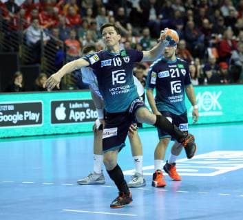 GER, Europapokal, FUECHSE BERLIN VS. Balatonfueredi KSE 31.03.2019, Max Schmeling Halle, Berlin, GER, Europapokal, FUECHSE BERLIN VS. Balatonfueredi KSE, DHB regulations prohibit any use of photographs as image sequences and or quasi-video im Bild 7m durch Hans Lindberg (Fuechse Berlin 18)