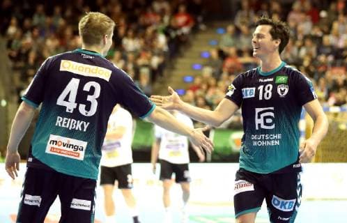 31.03.2019, Handball - EHF-Pokal - Gruppe A - 12.Spieltag - Füchse Berlin - Balatonfüredi KSE Bild: v.l. Christoph Reißky und Hans Lindberg (Füchse Berlin) kltaschen sich jubelnd ab Handball - EHF-Pokal - Gruppe A - 12.Spieltag - Füchse Berlin - Balatonfüredi KSE