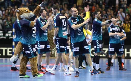 31.03.2019, Handball - EHF-Pokal - Gruppe A - 12.Spieltag - Füchse Berlin - Balatonfüredi KSE Bild: Maskottchen Fuchsi jubelt mit dem Team der Füchse Berlin nach Sieg Handball - EHF-Pokal - Gruppe A - 12.Spieltag - Füchse Berlin - Balatonfüredi KSE