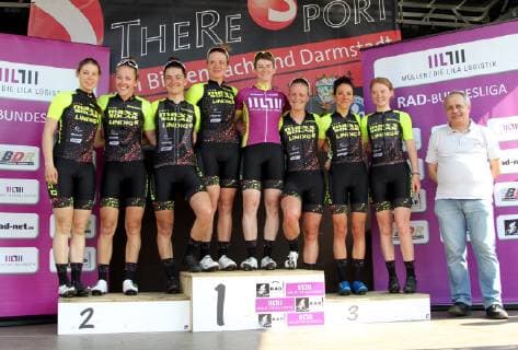 lsb - Radsport - Rad-Bundesliga - Mueller lila Logistik - Saison 2018 2019 - 31.03.2019 - Einhausen v. l. Das siegreiche Team Maxx Solar mit Siegerin Beate Zahner mit dem Siegertrikot von Lila Logistik Aktion, Einzelbild - *** lsb Cycling Cycling Bundesliga Mueller Bundesliga Purple Logistics Season 2018 2019 31 03 2019 Einhausen v l The winning team Maxx Solar with winner Beate Zahner with the winning jersey by Lila Logistik Aktion Single image