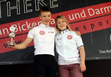 lsb - Radsport - Rad-Bundesliga - Mueller lila Logistik - Saison 2018 2019 - 31.03.2019 - Einhausen v. l. Louis Leider vom RSV Seeheim gewann das Rennen U 15, Lana Eberle aus Oberhausen das Rennen der U 17 Aktion, Einzelbild - *** lsb Radsport Rad Bundesliga Mueller purple Logistik Saison 2018 2019 31 03 2019 Einhausen v l Louis Leider vom RSV Seeheim won the race U 15 Lana Eberle from Oberhausen won the race U 17 Aktion Einzelbild
